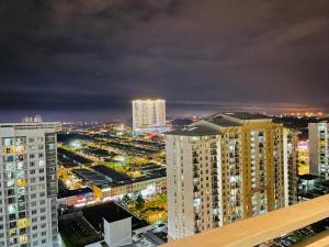 High Floor studio Austin Regency Mount Austin w Balcony 3 plus 1pax 5 mins AEON
