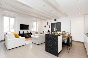 GinabelaYourHostHelper