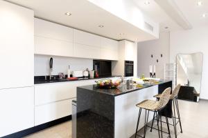 GinabelaYourHostHelper