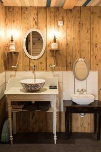 B&B / Chambres d'hotes Le Vallon d'Armandine, gite ecologique Auvergne : photos des chambres