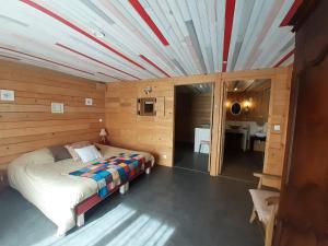 B&B / Chambres d'hotes Le Vallon d'Armandine, gite ecologique Auvergne : photos des chambres