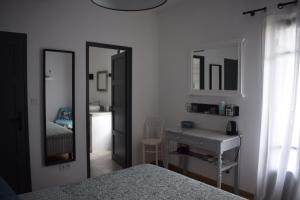 B&B / Chambres d'hotes LES JASMINS : photos des chambres