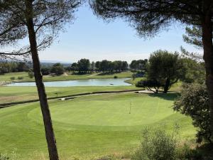 LA PERLE DU GOLF -Magnifique Vue CLIM LINGE Golf Saumane 6P Piscine Tennis
