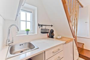 BmyGuest - Fado Mezzanine Apartment