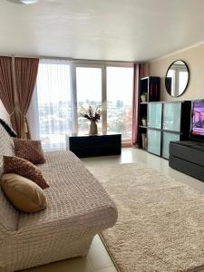 Центр. Студія. Білогірська