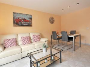 Gerkens, bonita casa de tres dormitorios con piscina comunitaria en Escala