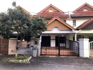 Sapporo Homestay - Lima Kedai