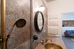 Sur la place , centre village cosy & calme 2CH