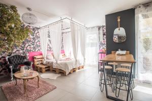 Appartements Romantisme et glamour 2 avec spa , clim et jardin : photos des chambres