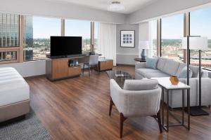 Executive Suite with City View - Corner Room room in Minneapolis Marriott City Center