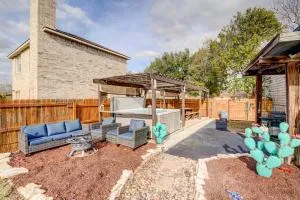 Family Home with Sunroom and Fire Pit! - Marion