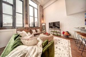 Waterfront Cleveland Apt about 1 Mi to Downtown