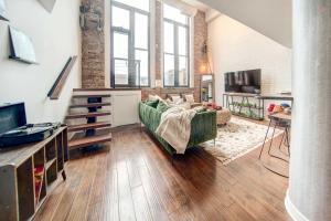 Waterfront Cleveland Apt about 1 Mi to Downtown