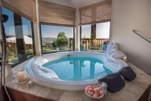 מרגנית בגליל - בקתות כפריות מקסימות עם ג'קוזי פרטי מול נוף משגע ובריכה גדולה במתחם - Wooden cabins with a private jacuzzi in front of a Galilean view and a big swimming pool in the complex - Peqi‘in H̱adasha