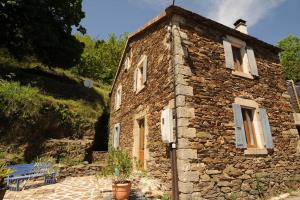 Maisons de vacances Gite dans maison en pierres avec jacuzzi : photos des chambres