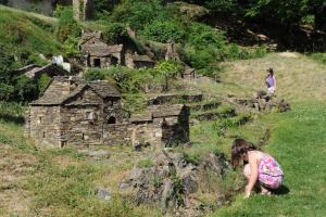 Maisons de vacances Gite dans maison en pierres avec jacuzzi : photos des chambres