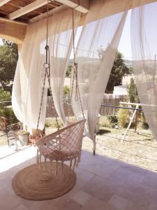Maison ensoleillée de plain-pied ouvert sur un jardin clôturé