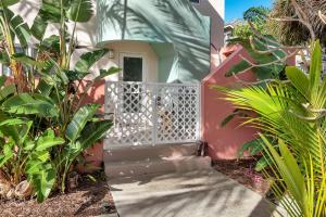 Art Deco Pool house mile and a half to beach Pets Welcome