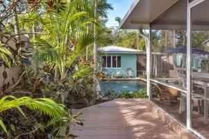 Art Deco Pool house mile and a half to beach Pets Welcome