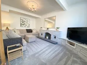 Modern 4-bed Cottage Llanwrst Town Centre & Parking - Snowdonia! near Betws-y-Coed - Trefriw