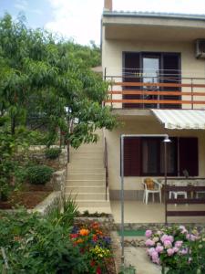 Apartments with parking space Mavarstica, Ciovo - 12435