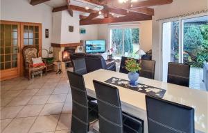 Maisons de vacances Awesome Home In Dolus-dolron With Wifi, Private Swimming Pool And 4 Bedrooms : photos des chambres