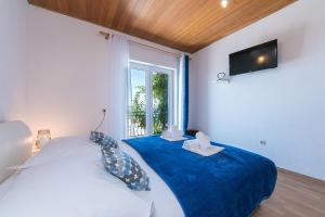 Apartments with parking space Brela, Makarska - 16603
