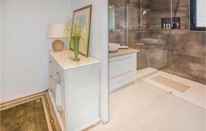 Maisons de vacances 2 Bedroom Gorgeous Home In Robion : photos des chambres