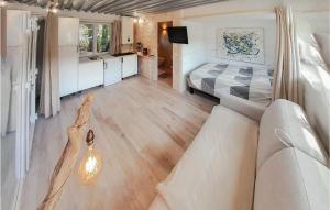 Appartements 1 Bedroom Nice Apartment In Rognes : photos des chambres