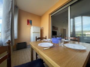 Studio cabine avec loggia vitrée, à 100m de la plage, proche commerces et activités à Sète - FR-1-338-492