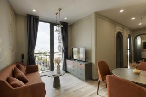 Căn hộ nhìn ra Núi (Apartment with Mountain View)