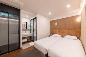 Phòng Hai Giường Đơn Loại Sang (Deluxe Twin Room)