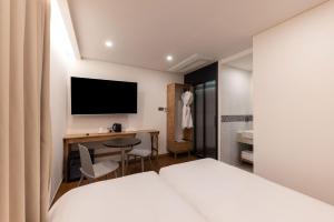 Phòng Hai Giường Đơn Loại Sang (Deluxe Twin Room)