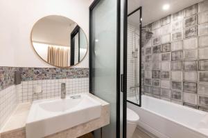 Phòng Hai Giường Đơn Loại Sang (Deluxe Twin Room)