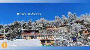 Bros Hostel & Yaara Cafe