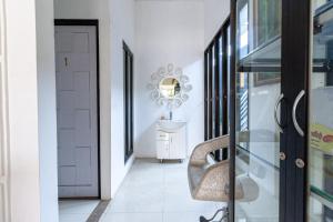 Urbanview Daniela Jambi by RedDoorz