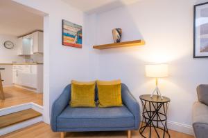 Modern apt near gardens with large decking area - Vivre Retreats