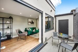 Charming Wimbledon 3-Bed Apt with Outdoor Area