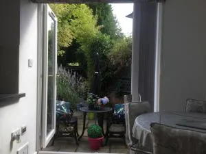Oakleigh 1 bed ground floor garden view apartment FREE ONSITE PARKING - Wilmcote