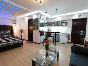 Condo Azur Suites E507 near Airport, Netflix, Stylish, Cozy with swimming pool