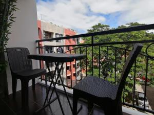 Condo Azur Suites E507 near Airport, Netflix, Stylish, Cozy with swimming pool