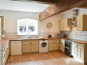 Apple Tree Barn- Uk40791