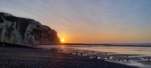 Maisons de vacances Belle maison sur les falaises avec un spa Jaccuzi privatif a 5min a pied de la plage : Maison 4 Chambres