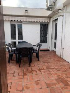 Patio avec cour et place de parking en bord de mer