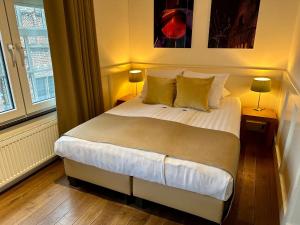 Standard Double Room with Shared Toilet room in Lange Jan Hotel
