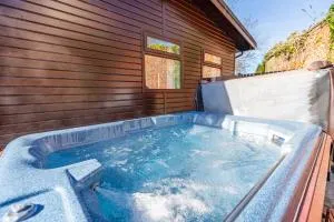 Bluebell Lodge 7 with Hot Tub - Creebridge