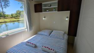 Bateaux-hotels Cottage flottant jacuzzi prive en option gamme superieure : Mobile Home