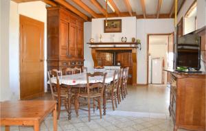 Maisons de vacances Beautiful home in Gaujacq with Outdoor swimming pool, 5 Bedrooms and WiFi : photos des chambres