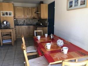 Villa T4 avec Piscine, 3 chambres, jardin, parking privé, proche commerces et plage, 8 couchages - FR-1-81-296