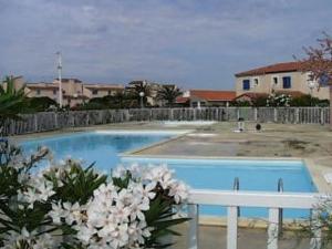 Villa T4 avec Piscine, 3 chambres, jardin, parking privé, proche commerces et plage, 8 couchages - FR-1-81-296